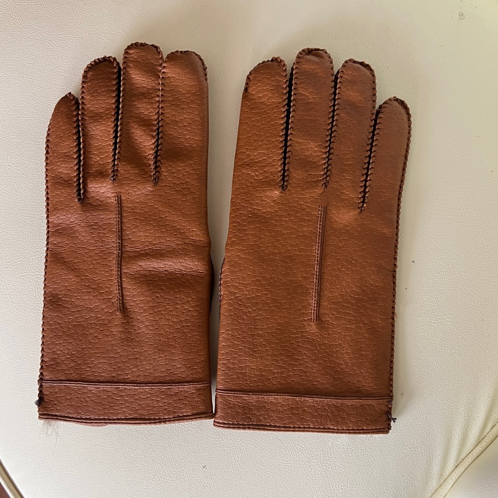 Leather hand sewn gloves with fur lining